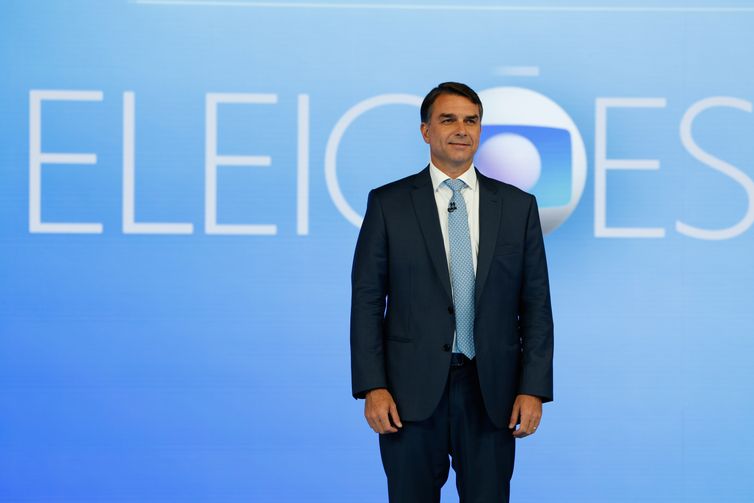 Flávio Bolsonaro defende inocência de policial acusado pela morte de Ana Clara em debate