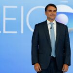 Flávio Bolsonaro defende inocência de policial acusado pela morte de Ana Clara em debate