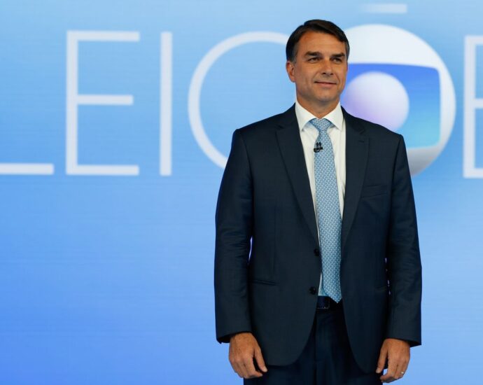 Flávio Bolsonaro defende inocência de policial acusado pela morte de Ana Clara em debate