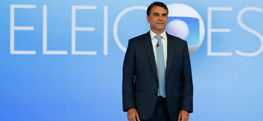 Flávio Bolsonaro defende inocência de policial acusado pela morte de Ana Clara em debate