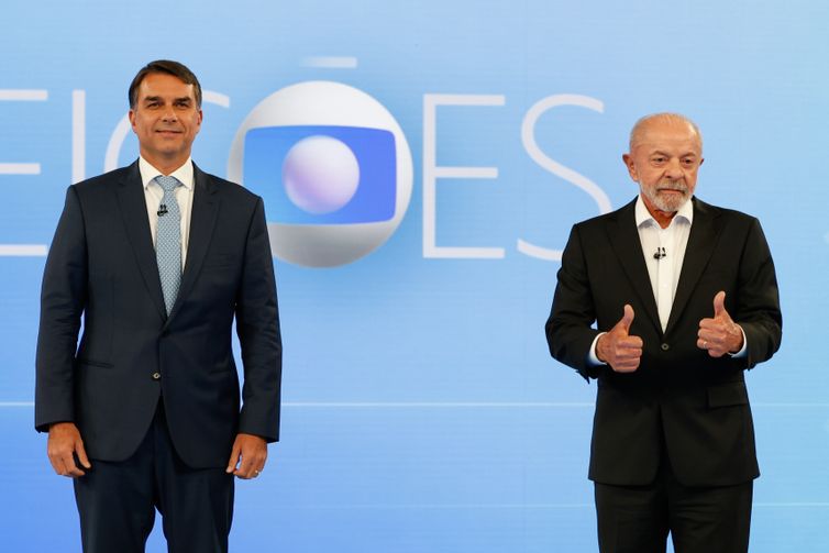 Lula e Flávio Bolsonaro trocam acusações e apresentam propostas em debate na Globo