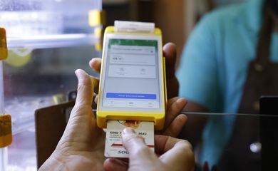 Rio de Janeiro (RJ), 12/01/2025 – Transação comercial em maquininha. Novo decreto moderniza o Programa de Alimentação do Trabalhador (PAT) e traz novas regras ao sistema de vale-alimentação e vale-refeição. Foto: Fernando Frazão/Agência Brasil