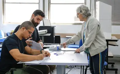 Rio de Janeiro (RJ), 04/10/2026 – Eleitores votam em seções eleitorais na UERJ, no campus Maracanã. Foto: Fernando Frazão/Agência Brasil