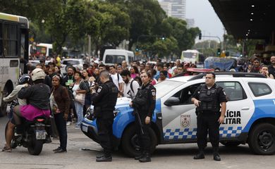 Rio de Janeiro (RJ), 28/10/2025 - Durante operação policia contra o Comando Vermelho, agentes da polícia militar fazem guarda perto de filas nos pontos de ônibus e vans de transporte complementar na região da Central do Brasil, com trabalhadores sendo liberados mais cedo pela situação de violência. Foto: Fernando Frazão/Agência Brasil