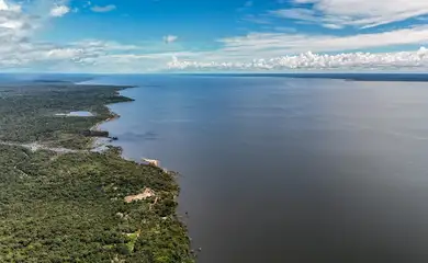 14/05/2026 - Belterra - Floresta Nacional do Tapajós - Pará - Na comunidade de Piquiatuba, dentro da Floresta Nacional do Tapajós, Elton Vasconcelos criou um negócio que une culinária regional, turismo de experiência e desenvolvimento comunitário. A Casa do Eltom virou referência para visitantes que buscam viver a Amazônia real: sabores locais, trilhas, hospitalidade e conexão com a floresta. E é exemplo vivo do turismo de base comunitária. O empreendimento agora amplia sua atuação com passeios turísticos e hospedagem, incluindo a implantação de chalés após conseguir aporte de R$ 200 mil de investidores e alta demanda já na fase inicial. Foto: Rafa Neddermeyer/Agência Brasil