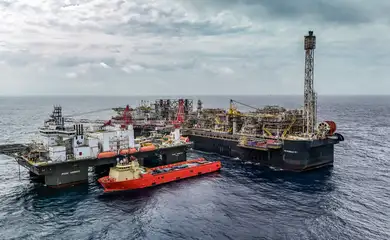 28/05/2026 - Pré-sal da Bacia de Santos -Esta é a P-67, uma unidade gigante do tipo FPSO (sistema flutuante de produção, armazenamento e transferência) que opera no pré-sal da Bacia de Santos. Com impressionantes 353 mil toneladas, 288 metros de comprimento, 54 metros de largura e 31 metros de altura, essa estrutura colossal tem capacidade para processar diariamente até 150 mil barris de petróleo e comprimir até 6 milhões de m³ de gás natural. Mostrar o cotidiano, a segurança e a dedicação dos profissionais que trabalham embarcados nessa superestrutura é uma forma de valorizar quem constrói a nossa história todos os dias. Como parte ativa do Programa Pró-Equidade de Gênero e Raça, a Petrobras reafirma o compromisso de construir um ambiente de trabalho mais inclusivo e representativo, quebrando barreiras históricas no setor offshore e impulsionando a equidade tanto em terra quanto mar afora. Foto: Rafa Neddermeyer/Agência Brasil