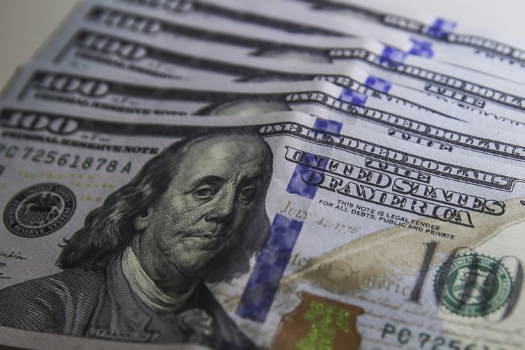 Dólar cai para R$ 5,01 e Ibovespa supera 208 mil pontos com cenário externo e expectativa eleitoral