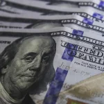Dólar cai para R$ 5,01 e Ibovespa supera 208 mil pontos com cenário externo e expectativa eleitoral