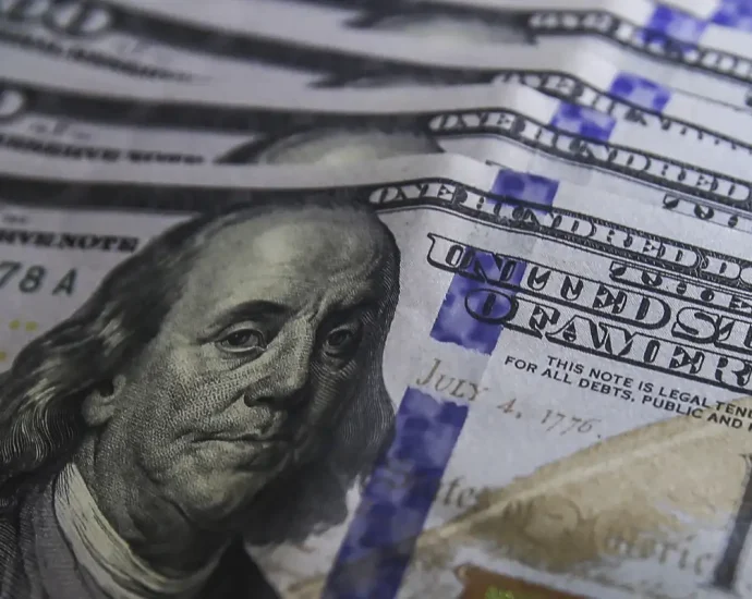 Dólar cai para R$ 5,01 e Ibovespa supera 208 mil pontos com cenário externo e expectativa eleitoral