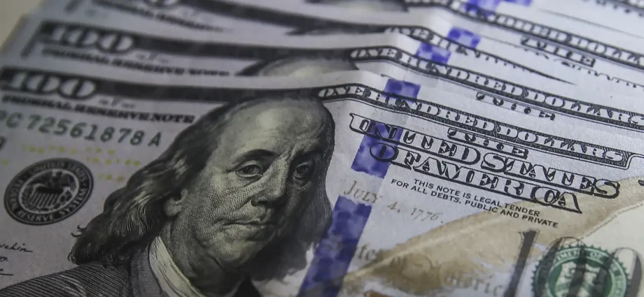 Dólar cai para R$ 5,01 e Ibovespa supera 208 mil pontos com cenário externo e expectativa eleitoral