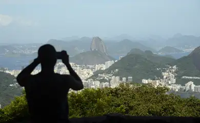 Turista observa a vista no mirante da Vista Chinesa dentro da mata atlântica na Floresta da Tijuca, no Rio de Janeiro