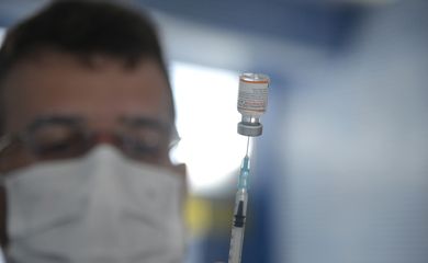 O secretário municipal de Saúde do Rio, Daniel Soranz mostra vacina contra Covid-19 para crianças, no Rio de Janeiro