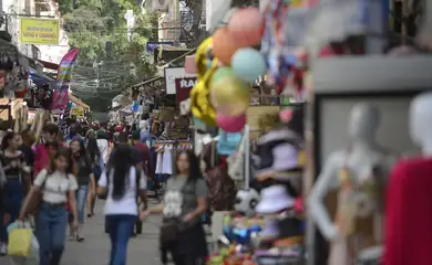 Pedestres nas ruas na tradicional área de compras do Saara, no centro do Rio de Janeiro