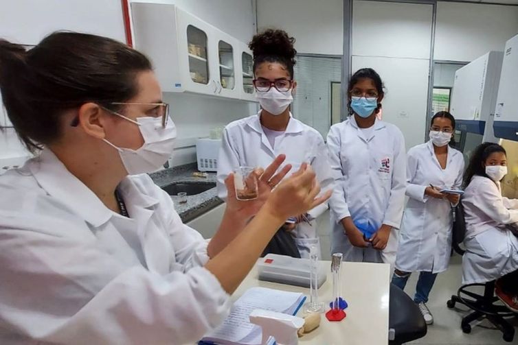 Programa Futuras Cientistas oferece 470 vagas gratuitas para estudantes e professoras