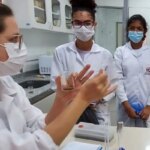 Programa Futuras Cientistas oferece 470 vagas gratuitas para estudantes e professoras