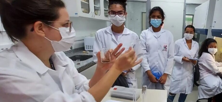 Programa Futuras Cientistas oferece 470 vagas gratuitas para estudantes e professoras