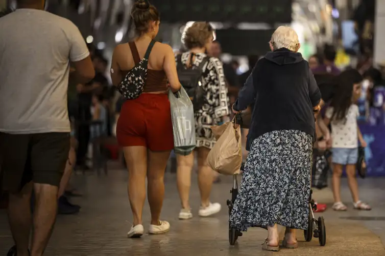 Impactos de um Corte Abrangente nos Gastos Públicos: Perspectivas e Desafios