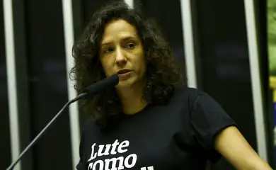 Mônica Benício, viúva da vereadora Marielle Franco, recebe a Medalha Mietta Santiago, condecoração que visa valorizar iniciativas relacionadas aos direitos das mulheres