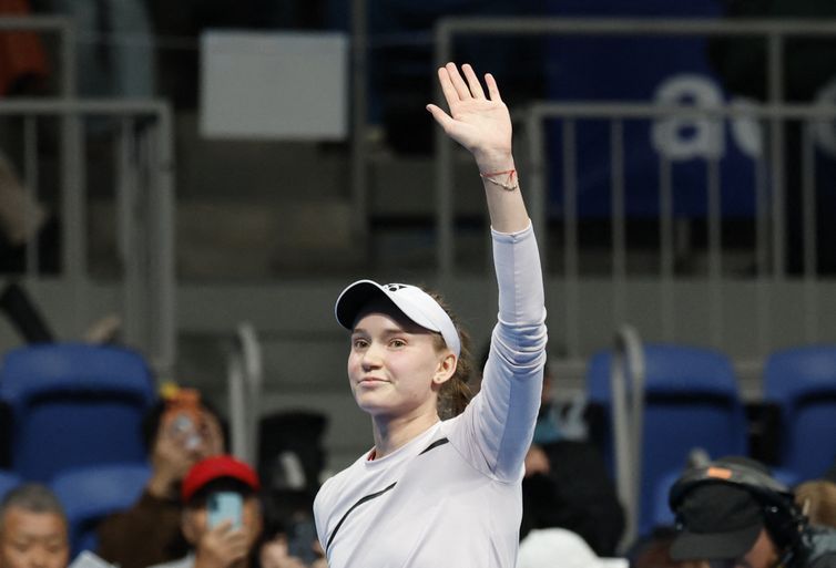 Rybakina vence em Tóquio e garante liderança do ranking mundial no fim do ano