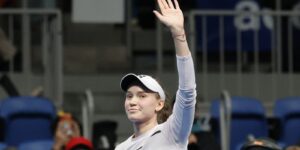 Rybakina vence em Tóquio e garante liderança do ranking mundial no fim do ano
