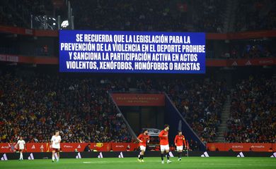 Telão exibe mensagem contra discriminação em jogo Espanha x Egito 31 de março de 2026 REUTERS/Albert Gea