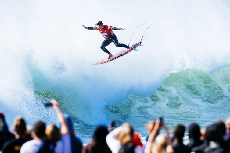 Gabriel Medina é vice-campeão em Peniche e sobe para o 4º lugar no ranking da WSL