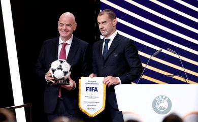 Presidentes da Fifa, Gianni Infantino, e da Uefa, Aleksander Ceferin, durante o 50º Congresso Ordinário da Uefa, em Bruxelas 12 de fevereiro de 2026 REUTERS/Benoit Tessier