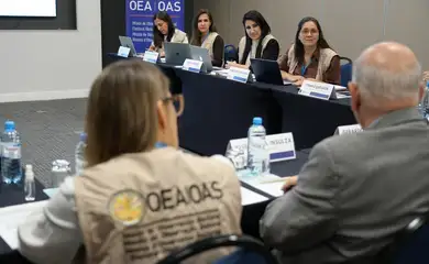01/10/2026 - Como parte das atividades de observação pré-eleitoral antes das Eleições Gerais no Brasil, o chefe da Missão de Observação Eleitoral da OEA #OEAnoBrasil se reuniu com a equipe de especialistas para conhecer vários aspectos que antecedem o domingo, 4 de outubro. A #MOE_OEA analisa temas como organização e logística eleitoral, implementação de tecnologia, justiça eleitoral, financiamento político-eleitoral, violência, campanhas, mídia e comunicação digital, entre outros. Foto: @OEA_oficial/ X