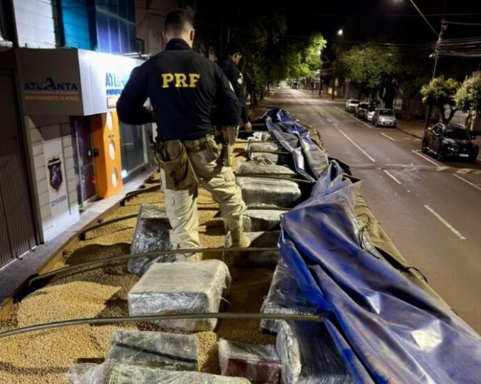 PRF apreende 1,7 tonelada de maconha escondida em carga de soja no Paraná