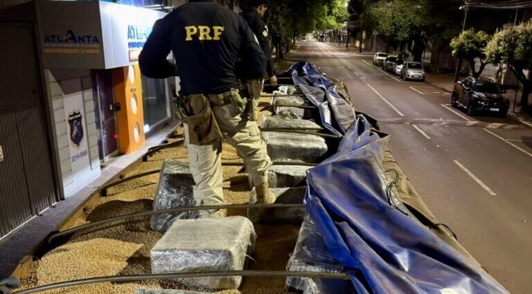 PRF apreende 1,7 tonelada de maconha escondida em carga de soja no Paraná