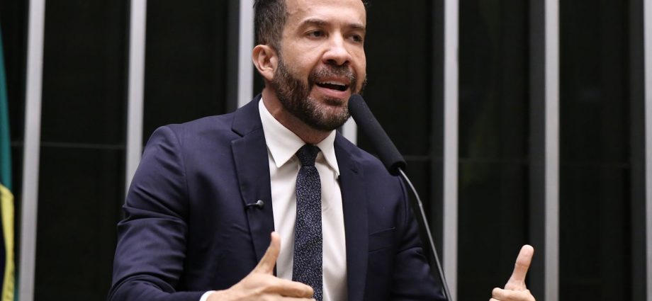 Deputado André Janones é Internado com Arritmia em São Paulo