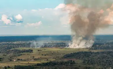 13/10/2026 - Acre - Fogo, queimadas, incêndios florestais e fumaça ameaçam a floresta amazônica no Acre. Entre Cruzeiro do Sul e Marechal Thaumaturgo, a paisagem revela a pressão sobre a vegetação nativa e a biodiversidade. Foto: Rafa Neddermeyer/Agência Brasil