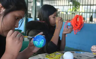 São Paulo (SP), 19/06/2023 - Crianças realizam projetos de ciências no pátio da antiga Escola Municipal de Ensino Fundamental - EMEF Infante Dom Henrique, agora chamada EMEF Espaço de Bitita, em homenagem a escritora Carolina Maria de Jesus, no Canindé. Foto: Rovena Rosa/Agência