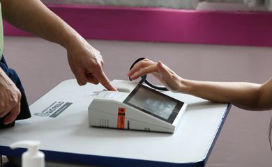 Eleitora realiza biometria durante votação na Escola Municipal de Ensino Fundamental - EMEF Celso Leite Ribeiro Filho, em Bela Vista.