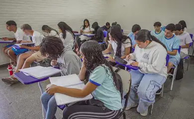 Brasília (DF), 25/06/2026 – Alunos do ensino médio do CED 16, na Ceilândia, aproveitam o segundo semestre letivo para intensificar a preparação em sala de aula visando o Exame Nacional do Ensino Médio (Enem), vestibulares, Programa de Avaliação Seriada (PAS/UnB) e outros processos seletivos de ingresso no ensino superior Foto: Rafa Neddermeyer/Agência Brasil