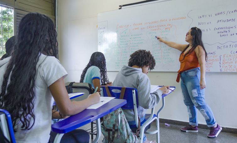 Propostas Educacionais na Eleição de 2026: Lula e Flávio Bolsonaro