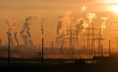 Conferência das Nações Unidas sobre a Mudança do Clima – COP28. – Meio Ambiente; mudanças climáticas; poluição do ar; fumaça fábricas; chaminés; CO2. Foto: Ralf Vetterle/Pixabay