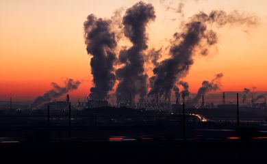 Conferência das Nações Unidas sobre a Mudança do Clima – COP28. – Meio Ambiente; mudanças climáticas; poluição do ar; fumaça fábricas; chaminés; CO2. Foto: Ralf Vetterle/Pixabay