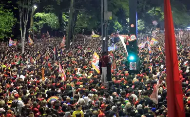 São Paulo (SP), 25/10/2026 - Eleitores comemoram a vitória e reeleição do presidente Luiz Inácio Lula da Silva na avenida Paulista. Foto: Paulo Pinto/Agencia Brasil