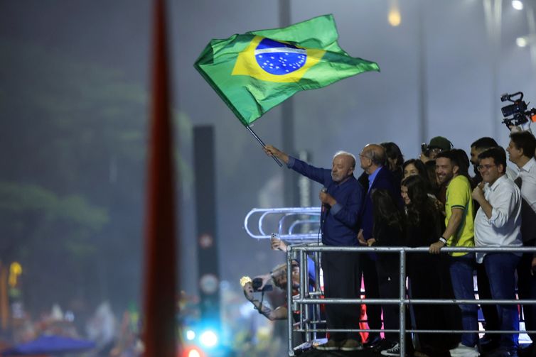 Em festa da vitória, Lula pede que público cante o Hino da Independência