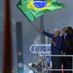 Em festa da vitória, Lula pede que público cante o Hino da Independência