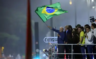 São Paulo (SP), 25/10/2026 - O presidente Luiz Inácio Lula da Silva fala com eleitores após a vitória e reeleição nas Eleições 2026, na avenida Paulista. Foto: Paulo Pinto/Agencia Brasil