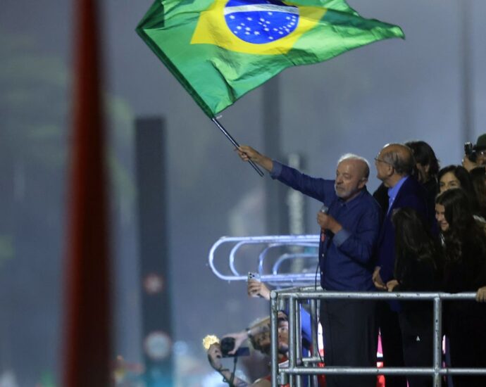 Em festa da vitória, Lula pede que público cante o Hino da Independência
