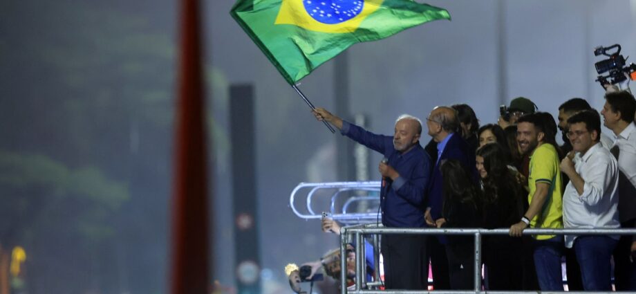 Em festa da vitória, Lula pede que público cante o Hino da Independência