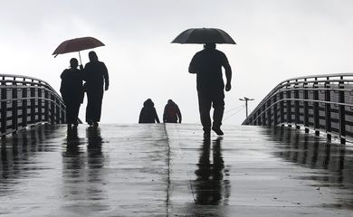 São Paulo (SP), 09/09/2026. - Pessoas na rua durante tarde com muita chuva na região do Ibirapuera. Foto: Paulo Pinto/Agencia Brasil