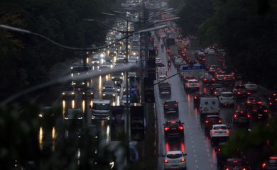 São Paulo (SP), 10/09/2026. - Trânsito de carros durante chuva em São Paulo. Foto: Paulo Pinto/Agencia Brasil
