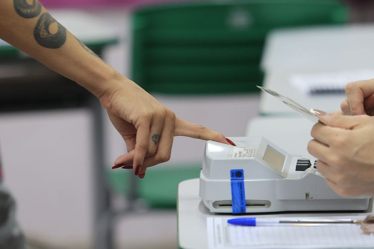 Eleitores enfrentam chuva e votam cedo no Rio no segundo turno