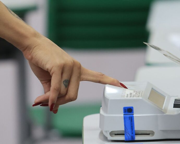 Ministros do TSE fazem reunião fechada após decisão de Zanin sobre horário de votação