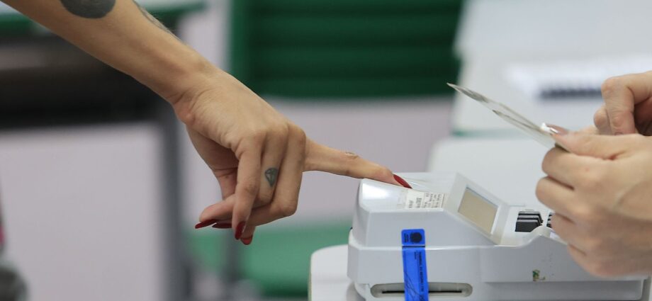 Eleitores enfrentam chuva e votam cedo no Rio no segundo turno