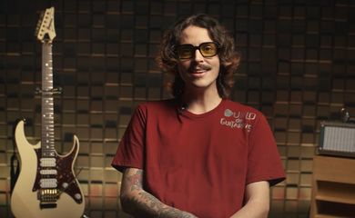 Finalista do reality show musical Duelo de Guitarras, o metaleiro moderno Lucas Moscardini é o destaque da penúltima edição do programa neste sábado (10), às 13h30, na TV Brasil. Foto: TV Brasil/ Divulgação